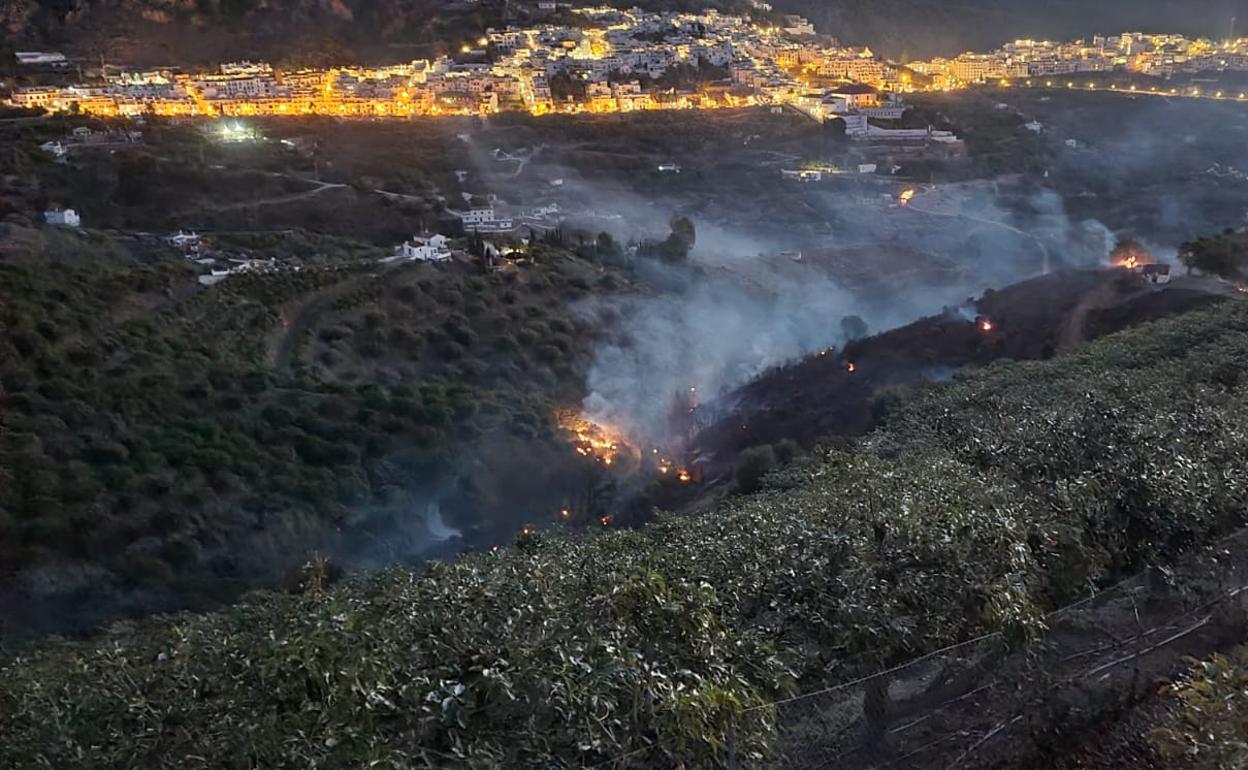 Imagen del incendio registrado ayer en la zona de la Loma de la Cruz en Frigiliana. 