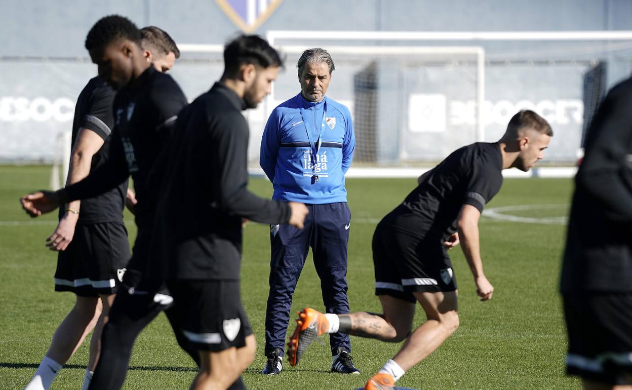 Natxo González supervisa un entrenamiento del Málaga este martes. 