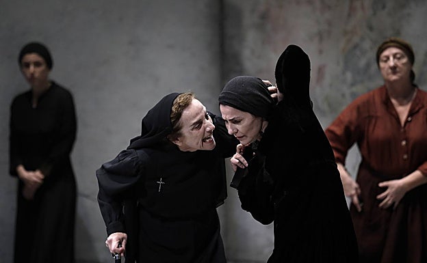 Imagen principal - &#039;La casa de Bernarda Alba&#039; en el Cervantes: la fuerza de un Lorca en esencia