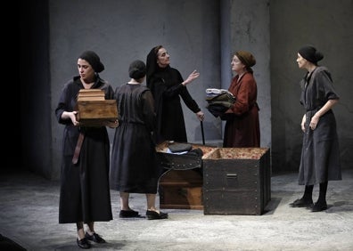 Imagen secundaria 1 - &#039;La casa de Bernarda Alba&#039; en el Cervantes: la fuerza de un Lorca en esencia