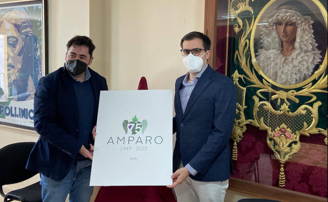 El diseñador Daniel García y el vicesecretario de Pollinica, José Luis Pérez, en la presentación del logotipo conmemorativo. / 