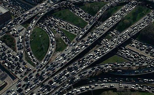 Un fenomenal atasco en una gran urbe.