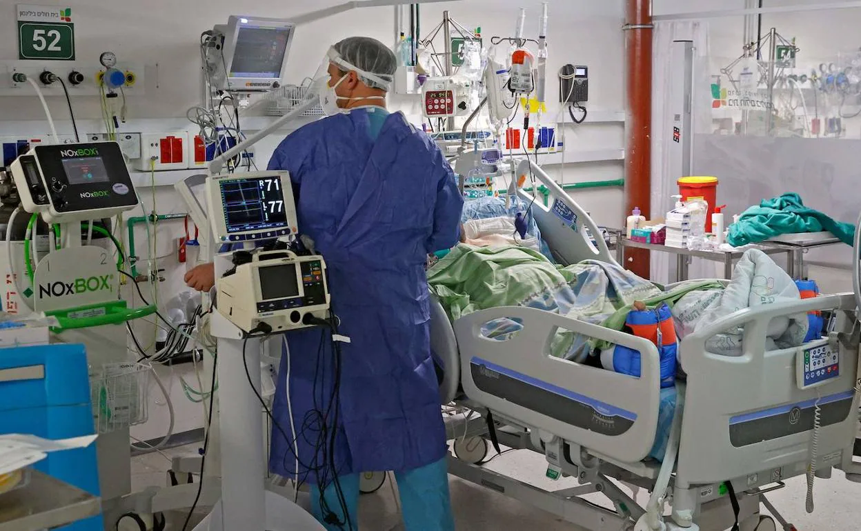 Un paciente con covid en la unidad de cuidados intensivos del Beilinson Hospital Rabin Medical Centre, en Petah Tikva. 