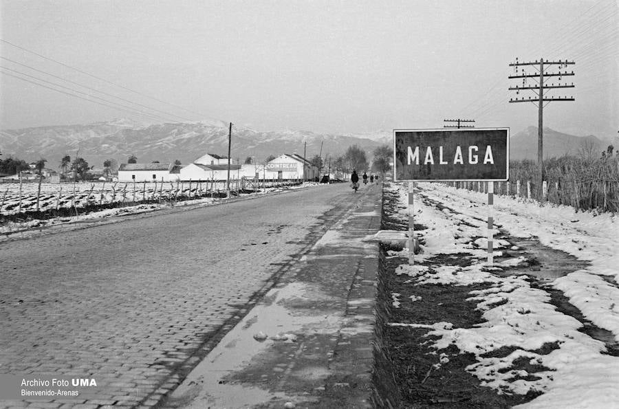 El 3 de febrero de 1954 es una fecha que ha quedado en el recuerdo de la capital. Aquel día se dieron las condiciones necesarias para que la nieve cuajara en Málaga y quedara una estampa que no se ha vuelto a repetir desde esa fecha. 