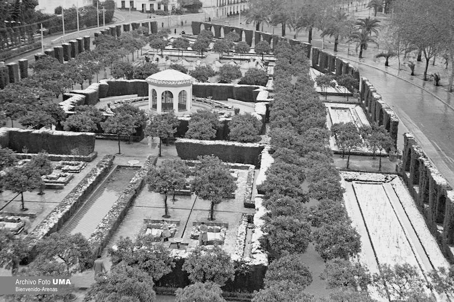 El 3 de febrero de 1954 es una fecha que ha quedado en el recuerdo de la capital. Aquel día se dieron las condiciones necesarias para que la nieve cuajara en Málaga y quedara una estampa que no se ha vuelto a repetir desde esa fecha. 