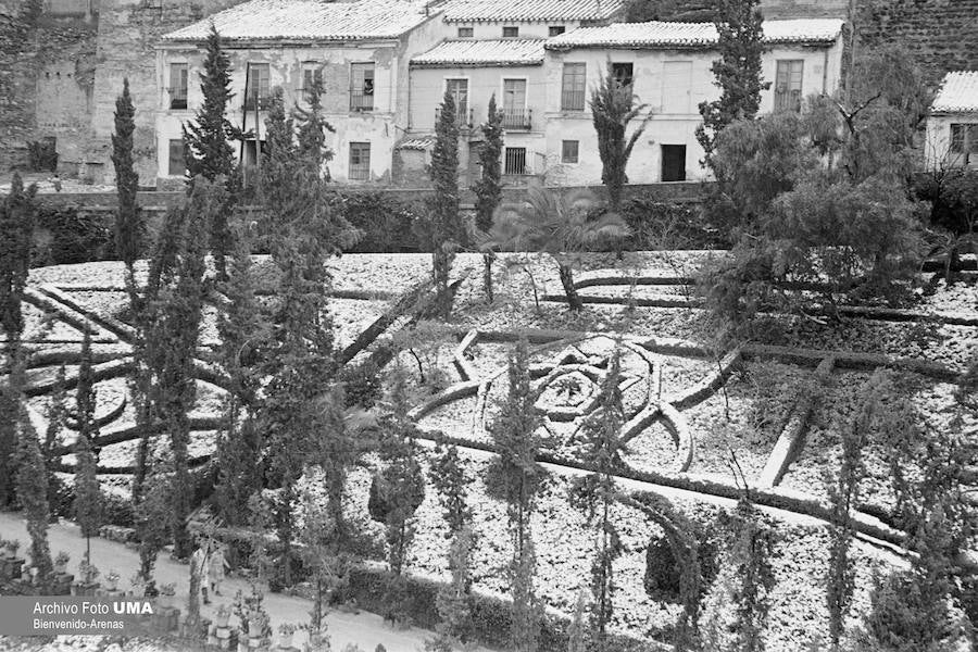 El 3 de febrero de 1954 es una fecha que ha quedado en el recuerdo de la capital. Aquel día se dieron las condiciones necesarias para que la nieve cuajara en Málaga y quedara una estampa que no se ha vuelto a repetir desde esa fecha. 