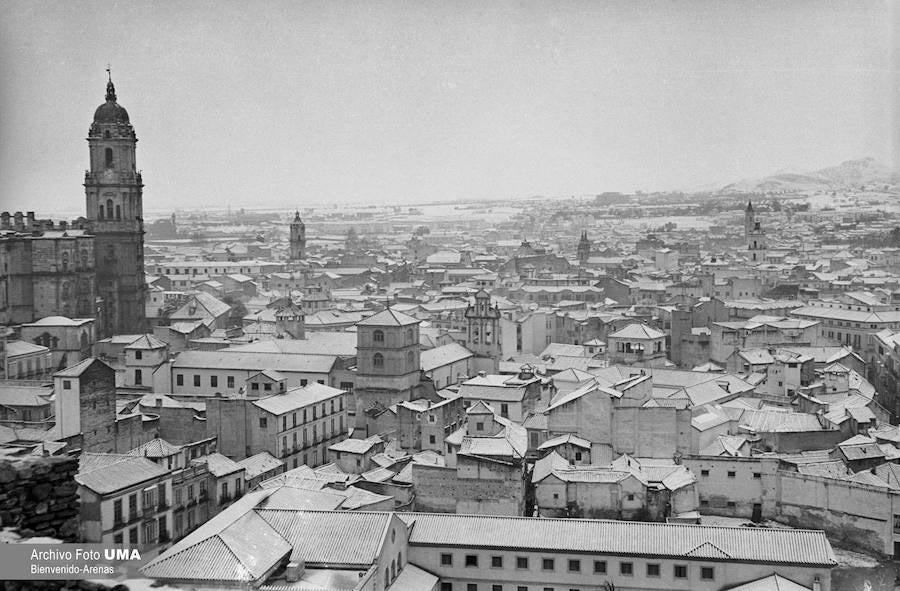 El 3 de febrero de 1954 es una fecha que ha quedado en el recuerdo de la capital. Aquel día se dieron las condiciones necesarias para que la nieve cuajara en Málaga y quedara una estampa que no se ha vuelto a repetir desde esa fecha. 