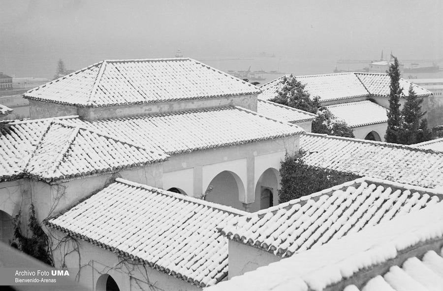 El 3 de febrero de 1954 es una fecha que ha quedado en el recuerdo de la capital. Aquel día se dieron las condiciones necesarias para que la nieve cuajara en Málaga y quedara una estampa que no se ha vuelto a repetir desde esa fecha. 