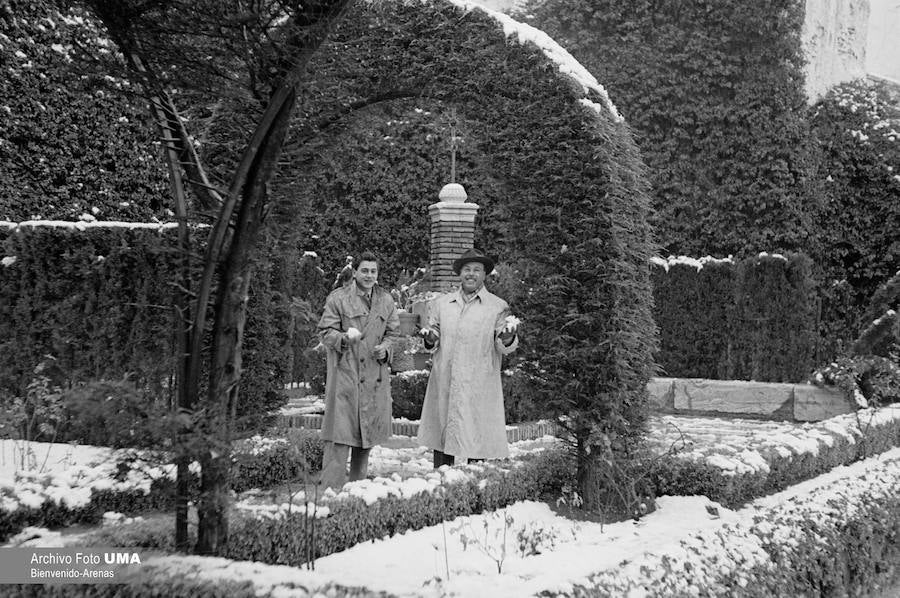 El 3 de febrero de 1954 es una fecha que ha quedado en el recuerdo de la capital. Aquel día se dieron las condiciones necesarias para que la nieve cuajara en Málaga y quedara una estampa que no se ha vuelto a repetir desde esa fecha. 