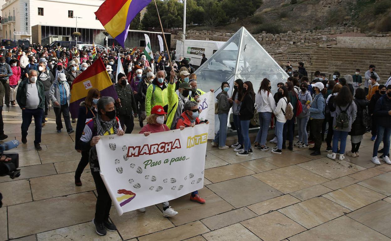Salida de la marcha en conmemoración de la Desbandá desde la calle Alcazabilla. 