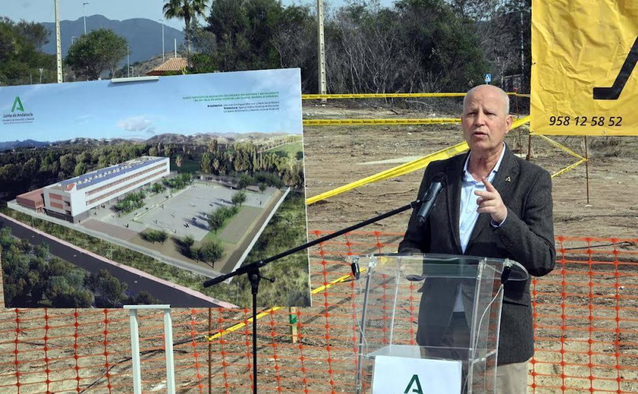 Colocan la primera piedra del IES de Las Chapas ante la mirada escéptica de los padres
