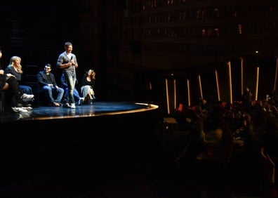 Imagen secundaria 1 - Momentos de la charla entre actores y alumnos en el Teatro del Soho. 