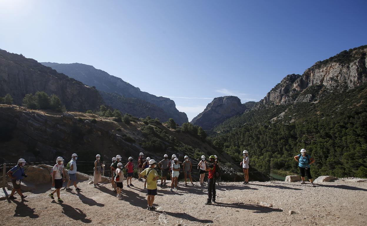 Un guía local cuenta a su grupo la historia del Desfiladero de los Gaitanes en el Caminito del Rey. 