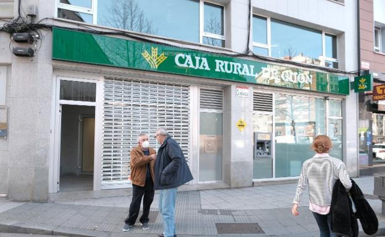 Oficina central de Caja Rural de Gijón, en el paseo de la Infancia, donde tuvo lugar el intento de atraco.