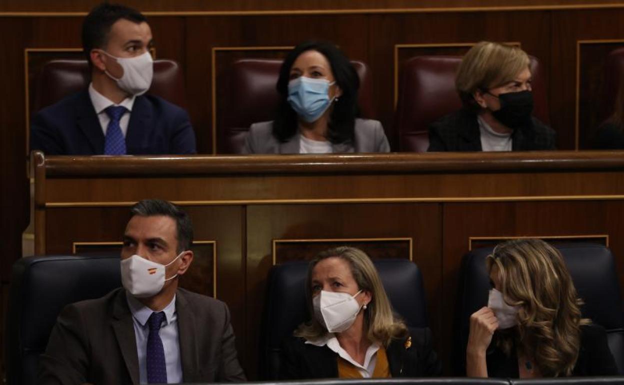 Sánchez, Calviño y Díaz, durante la votación de la reforma laboral. 