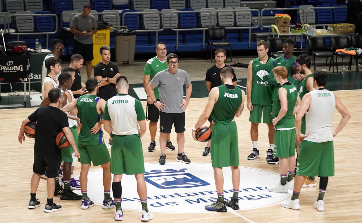 Fotis Katsikaris se dirige a sus jugadores en el Palacio de los Deportes. 