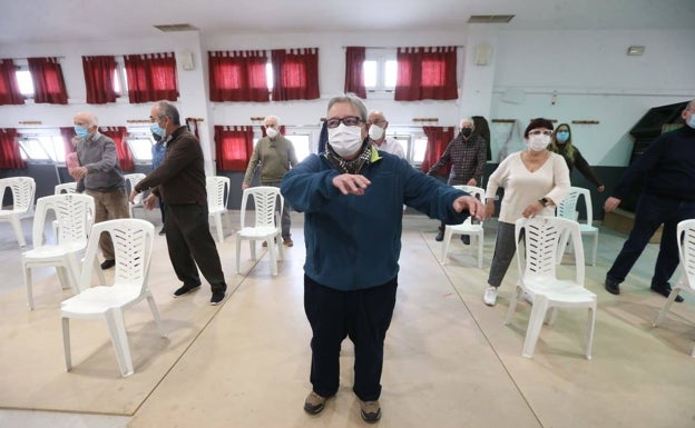 Los socios, realizando una actividad de taichí para mejorar su movilidad. 