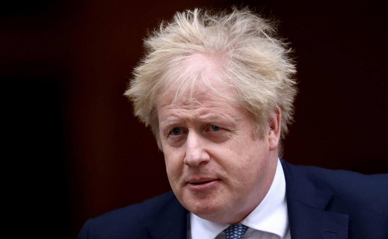 El primer ministro británico, Boris Johnson, junto a su residencia oficial en Downing Street.