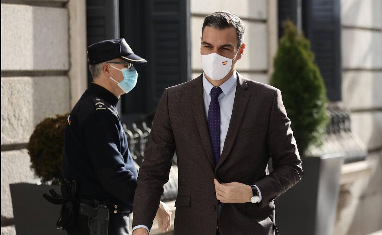 El presidente Pedro Sánchez, en la entrada del Congreso de los Diputados.