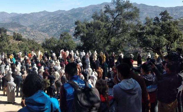 Las exequias se desarrollan durante la plegaria musulmana del mediodía en un cementerio a unos kilómetros de Ighran