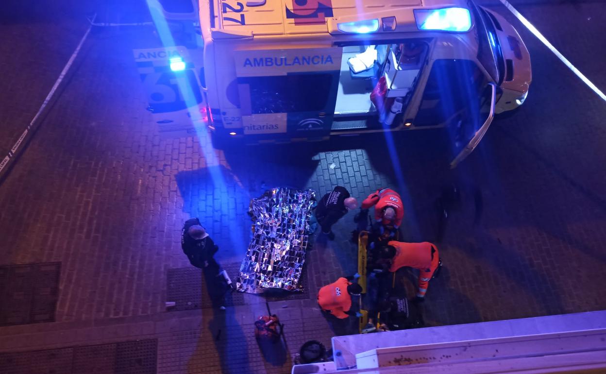 Los sanitarios atendiendo al herido en el lugar del suceso, ocurriendo en la madrugada del pasado sábado. 