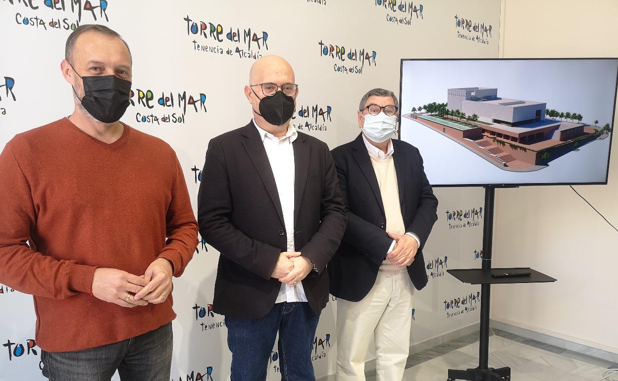 David Vilches, Jesús Pérez Atencia y Antonio Moreno Ferrer, con una infografía del futuro teatro torreño. 