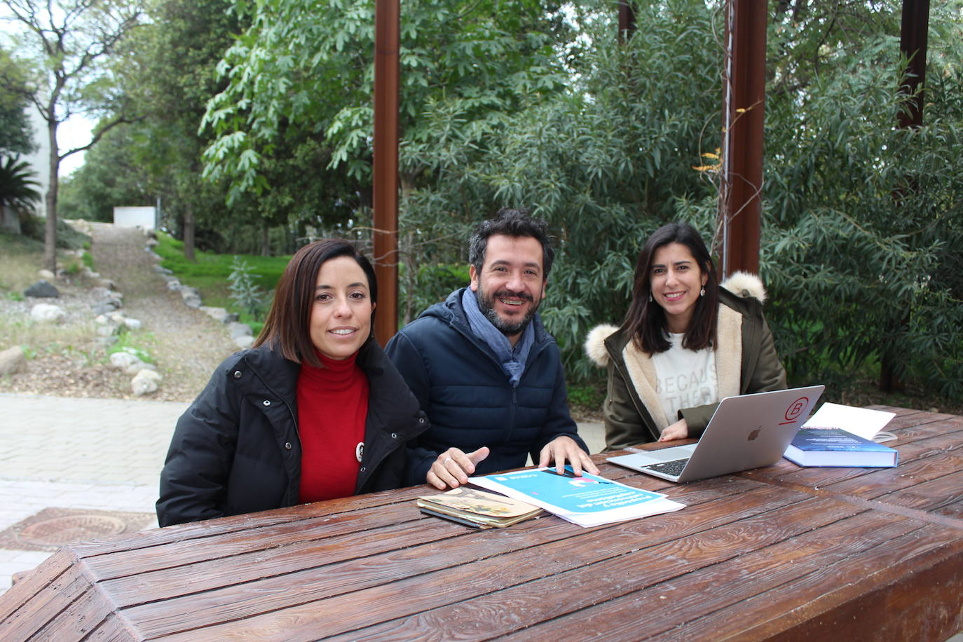 De izquierda a derecha, Isabel Ruiz-Mora, Alejandro Álvarez-Nobell y Belén Barroso, investigadores de la UMA. 