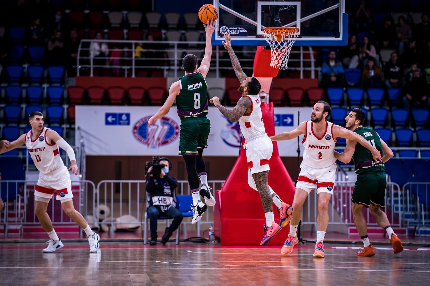 Derrota del Unicaja en su visita al Prometey, en la Champions League. 