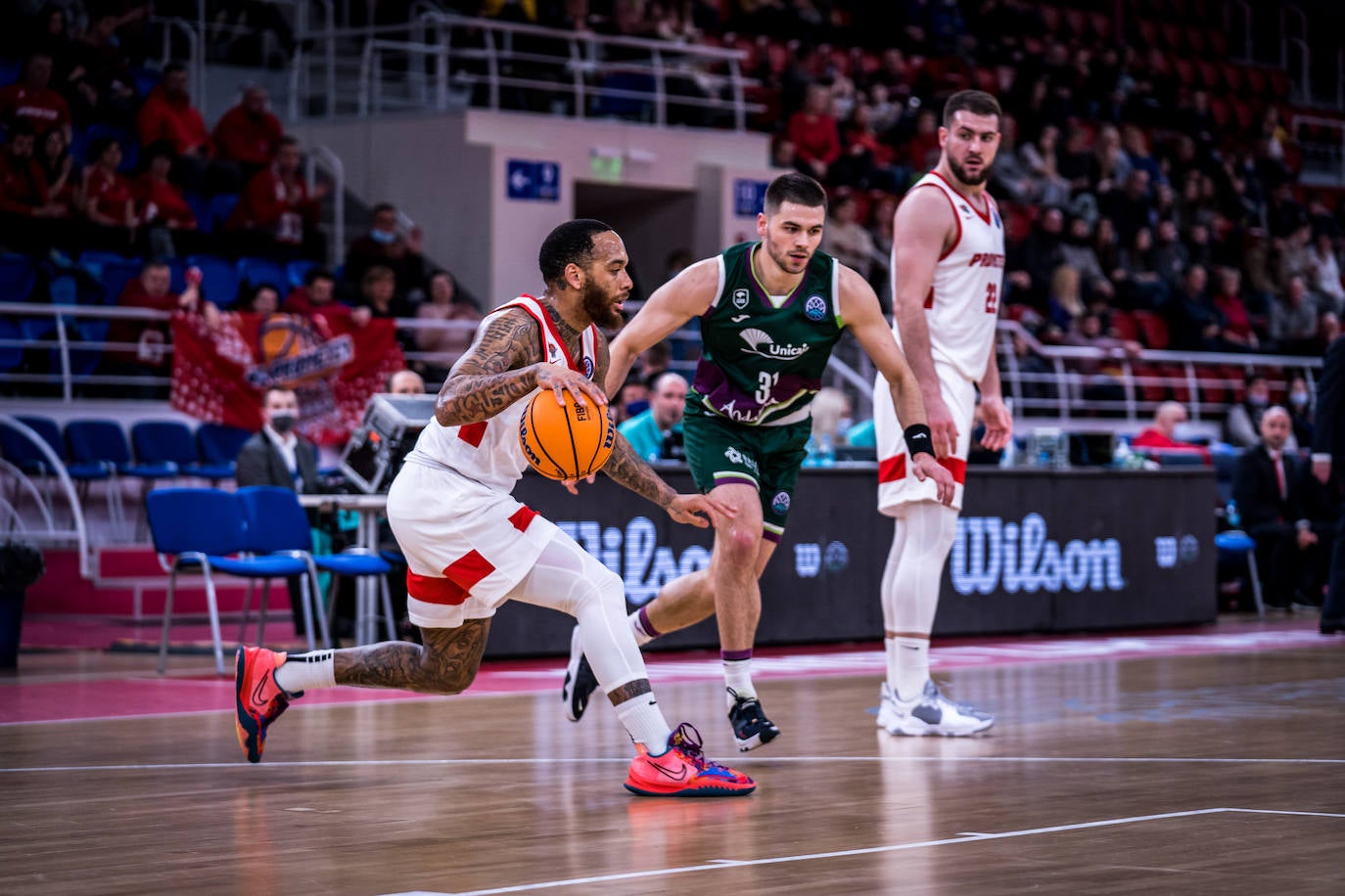 Derrota del Unicaja en su visita al Prometey, en la Champions League. 