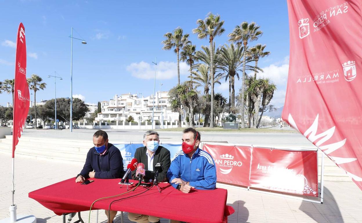 El teniente de alcalde sampedreño, Javier García, (en el centro) junto al concejal de Actividades Deportivas, Javier Mérida, y el secretario y representante del Club de Triatlón, Toni Mendaña. 