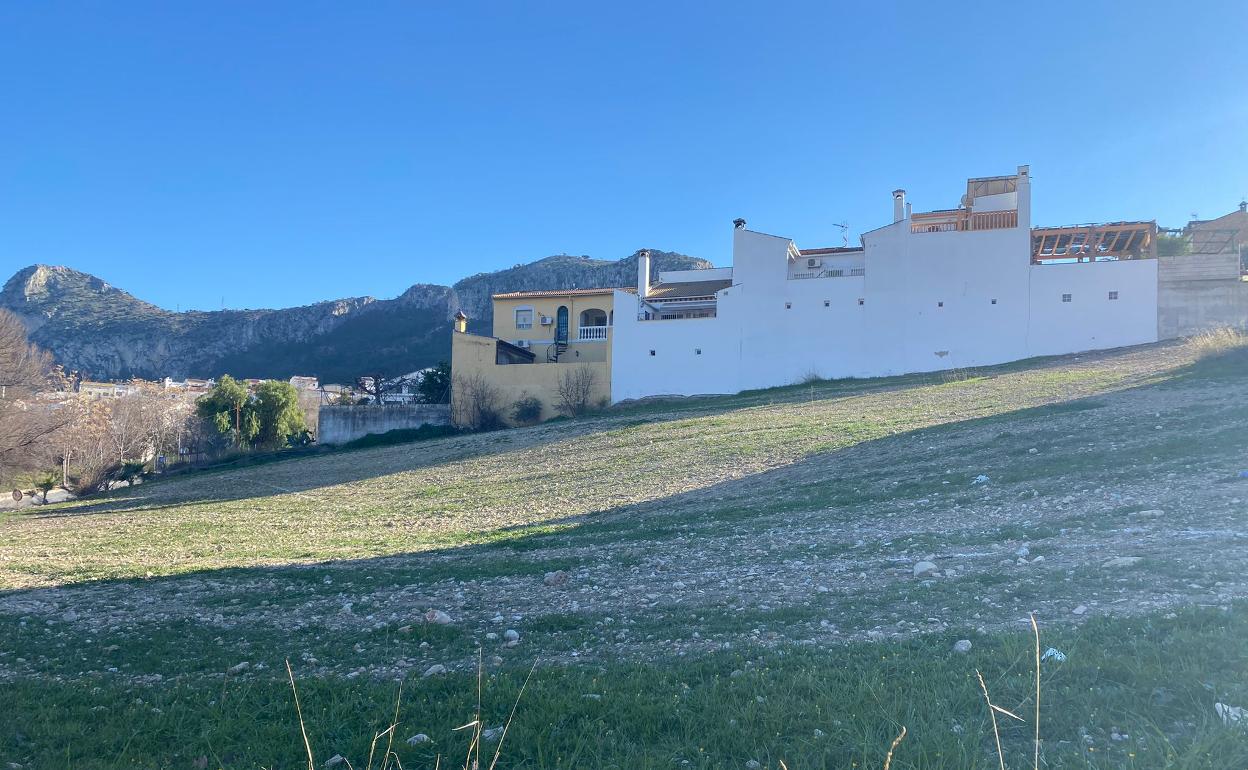 Terrenos junto a la avenida Pablo Picasso de Cuevas de San Marcos donde se ubicará el Aula Abierta de la Naturaleza.