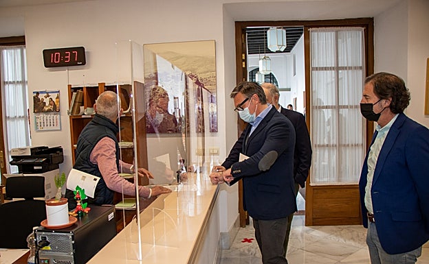 El portavoz de Vox, Manuel Gavira, registra la enmienda a la totalidad al proyecto de ley.