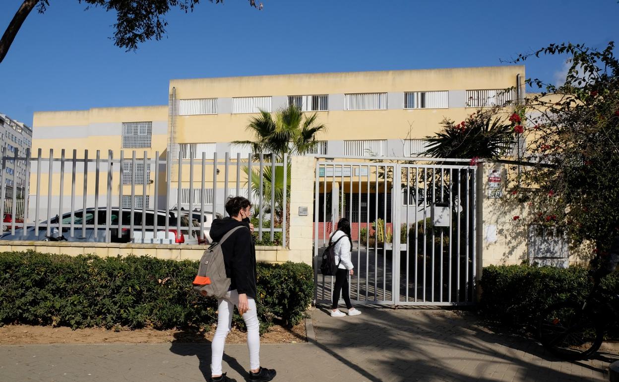 Estudiantes, en la entrada del instituto Torre Atalaya. 