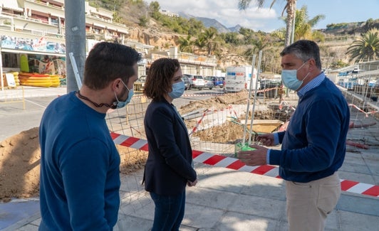 El alcalde nerjeño, en la visita a la zona este miércoles. 