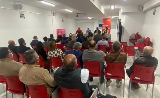 Reunión del PSOE veleño con el secretario general de los socialistas malagueños. 