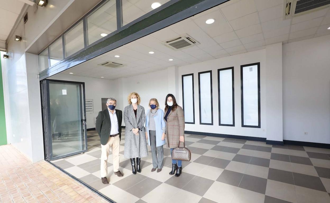 El teniente alcalde de San Pedro, Javier García, y la alcaldesa, Ángeles Muñoz, junto a las representantes de REM en el local cedido. 
