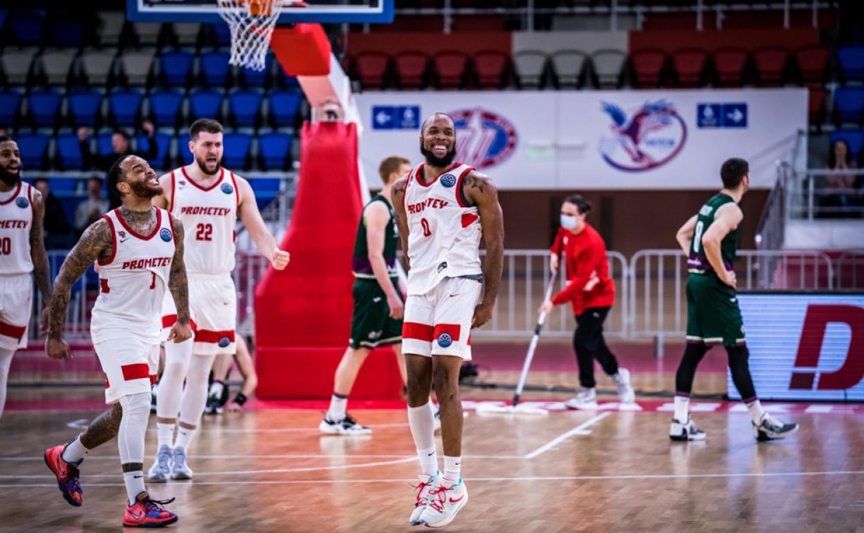 Chris Dowe celebra el triple que le anotó al Unicaja. 