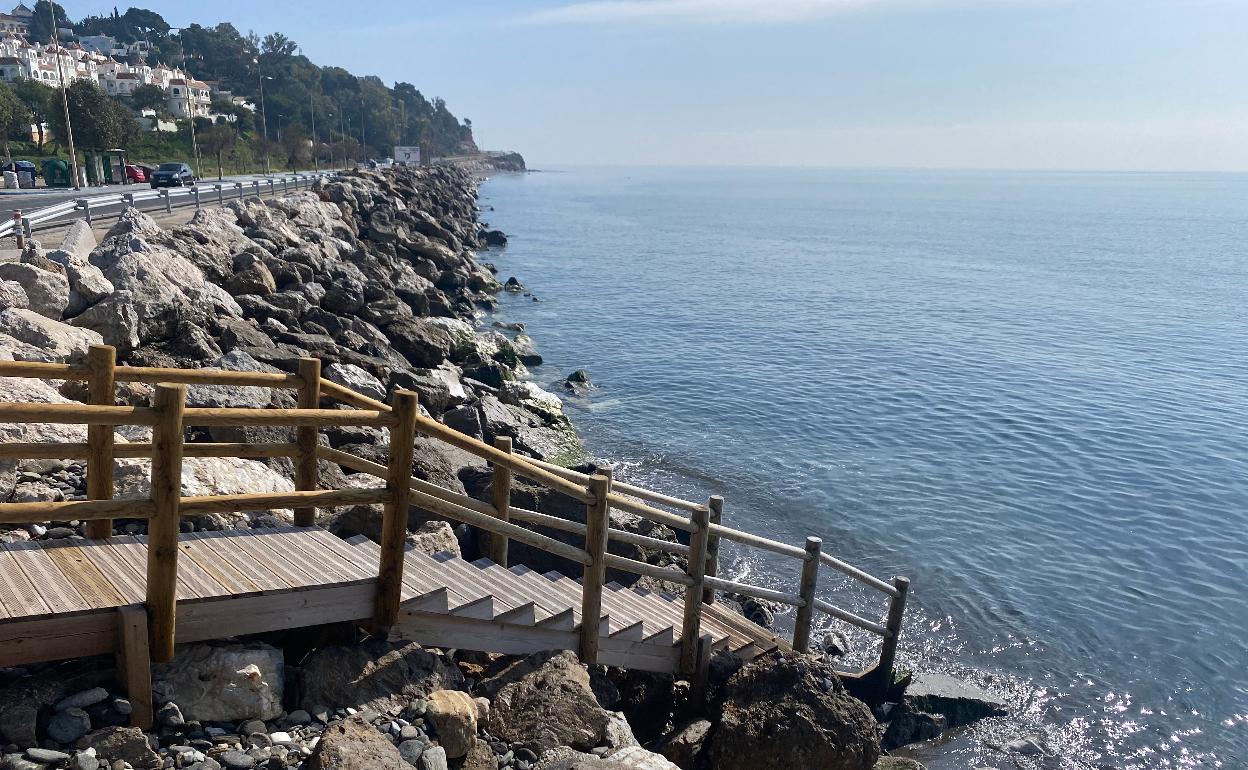 Litoral de Mezquitilla de Vélez-Málaga, donde no hay playa desde que se construyó el puerto de Caleta. 