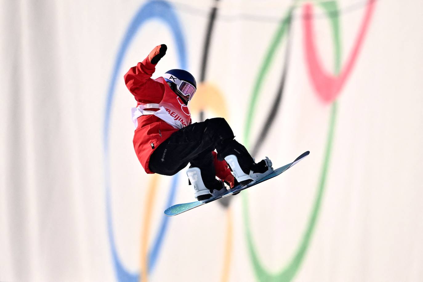 Queralt Castellet, durante el ejercicio que le ha valido la medalla de planta la final de snowboard halfpipe de los Juegos Olímpicos de Pekín 2022. 