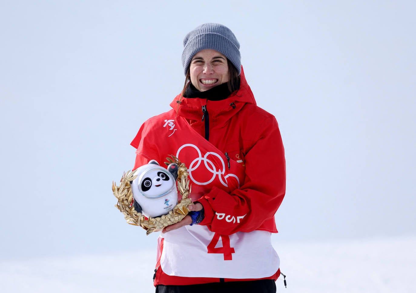 Queralt Castellet sujeta el trofeo que la acredita como medallista de plata en los Juegos Olímpicos de Invierno de Pekín 2022. 