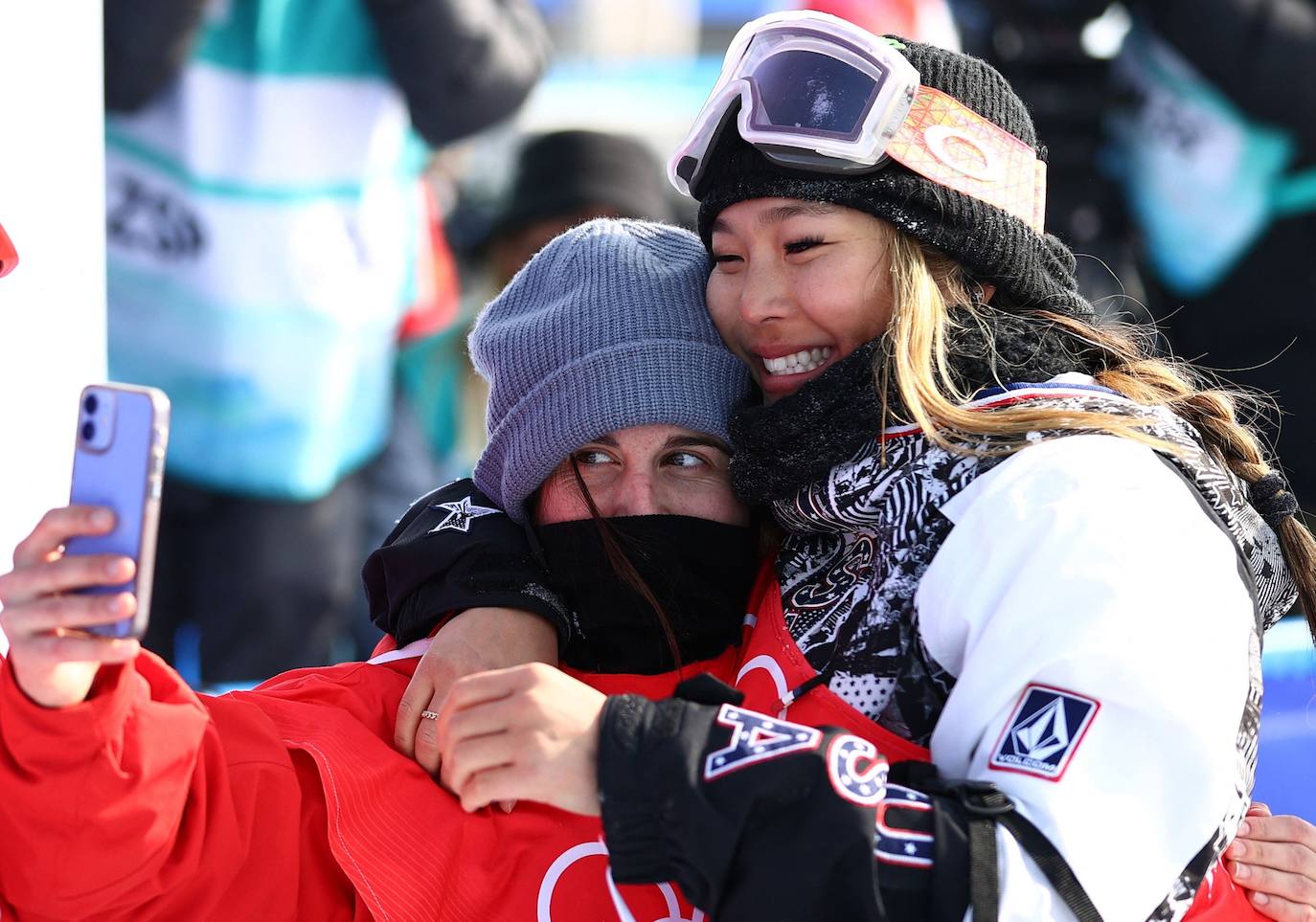 Queralt Castellet se hace un selfie junto a la campeona olímpica de snowboard halfpipe, Chloe Kim. 