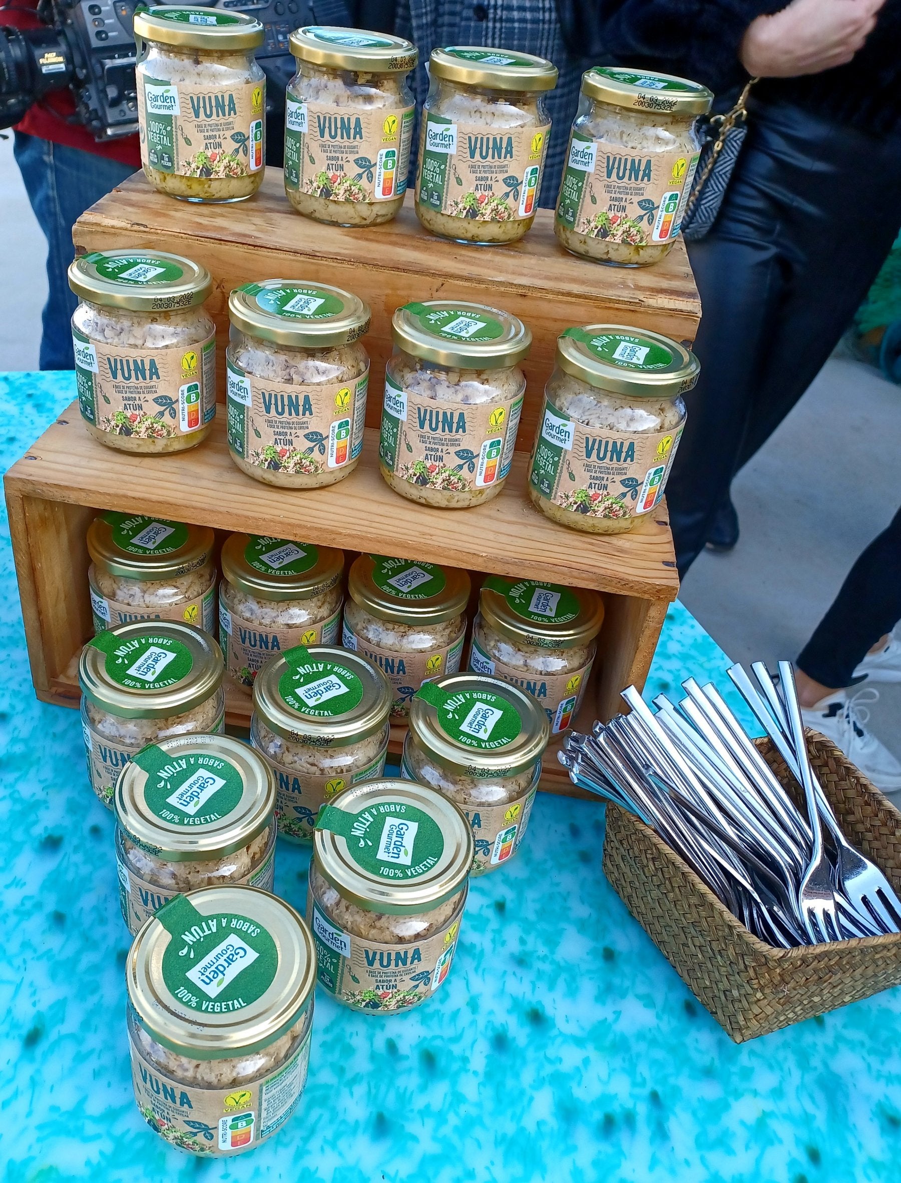 Aspecto de la versión vegana del atún de lata, y formato comercial. e. peláez