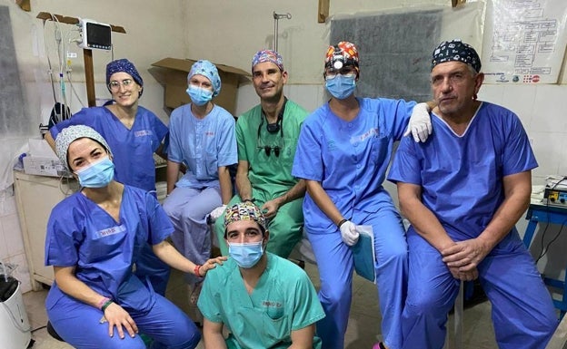 El equipo sanitario que ha llevado a cabo las operaciones en Liberia. 