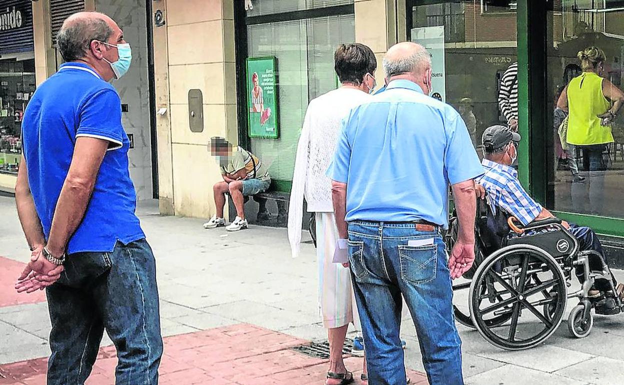 Colas en los bancos por las restricciones y la falta de personal. 