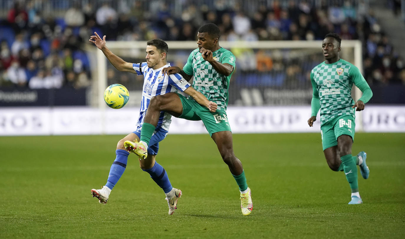 El Málaga pierde con el Almería en casa (0-1). 