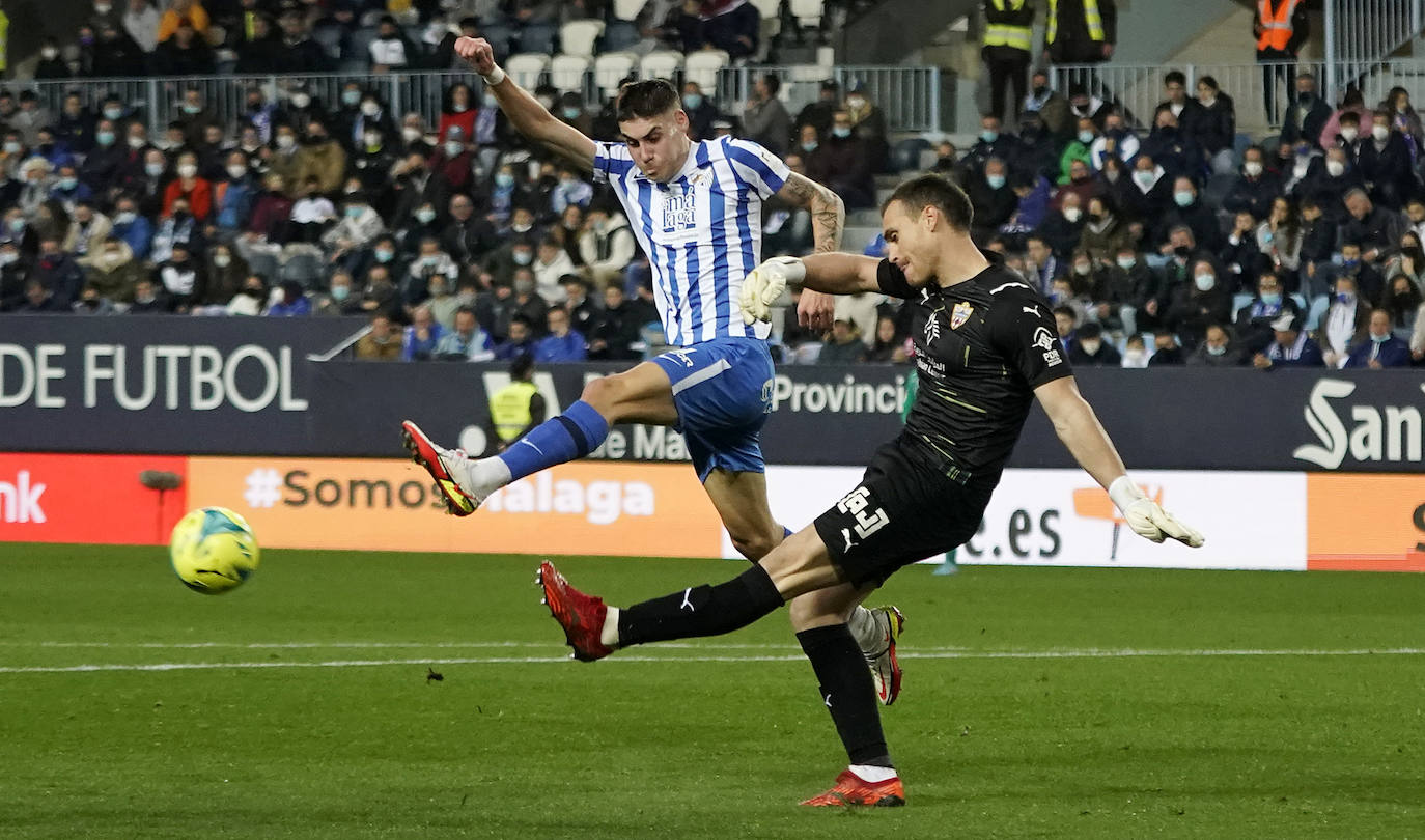 El Málaga pierde con el Almería en casa (0-1). 