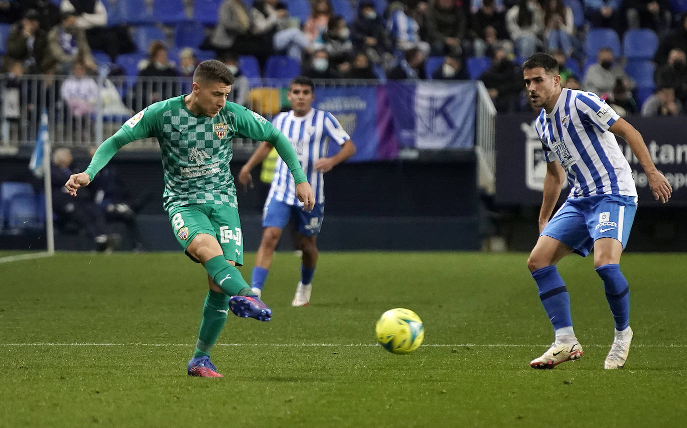 El Málaga pierde con el Almería en casa (0-1). 