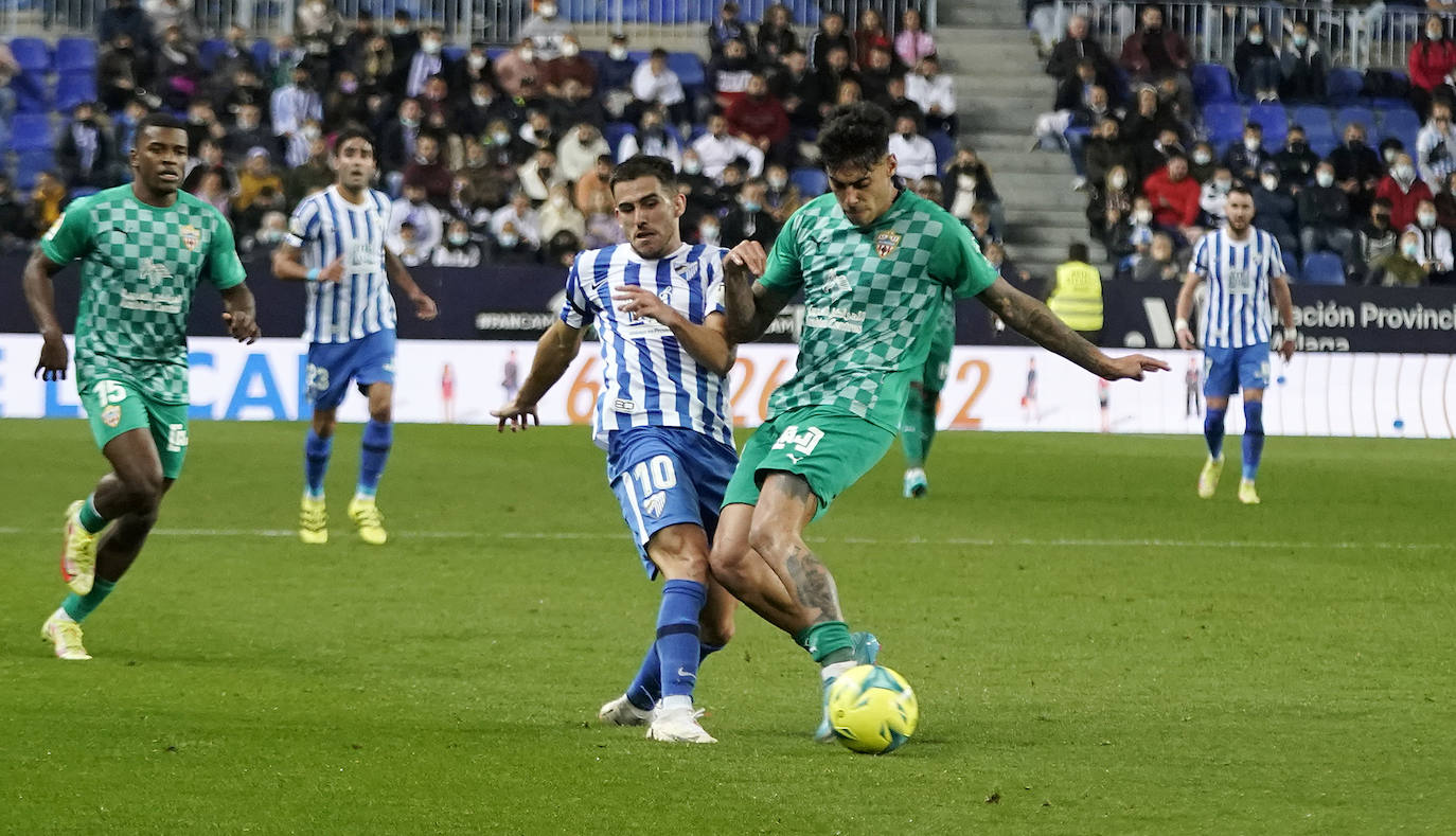 El Málaga pierde con el Almería en casa (0-1). 