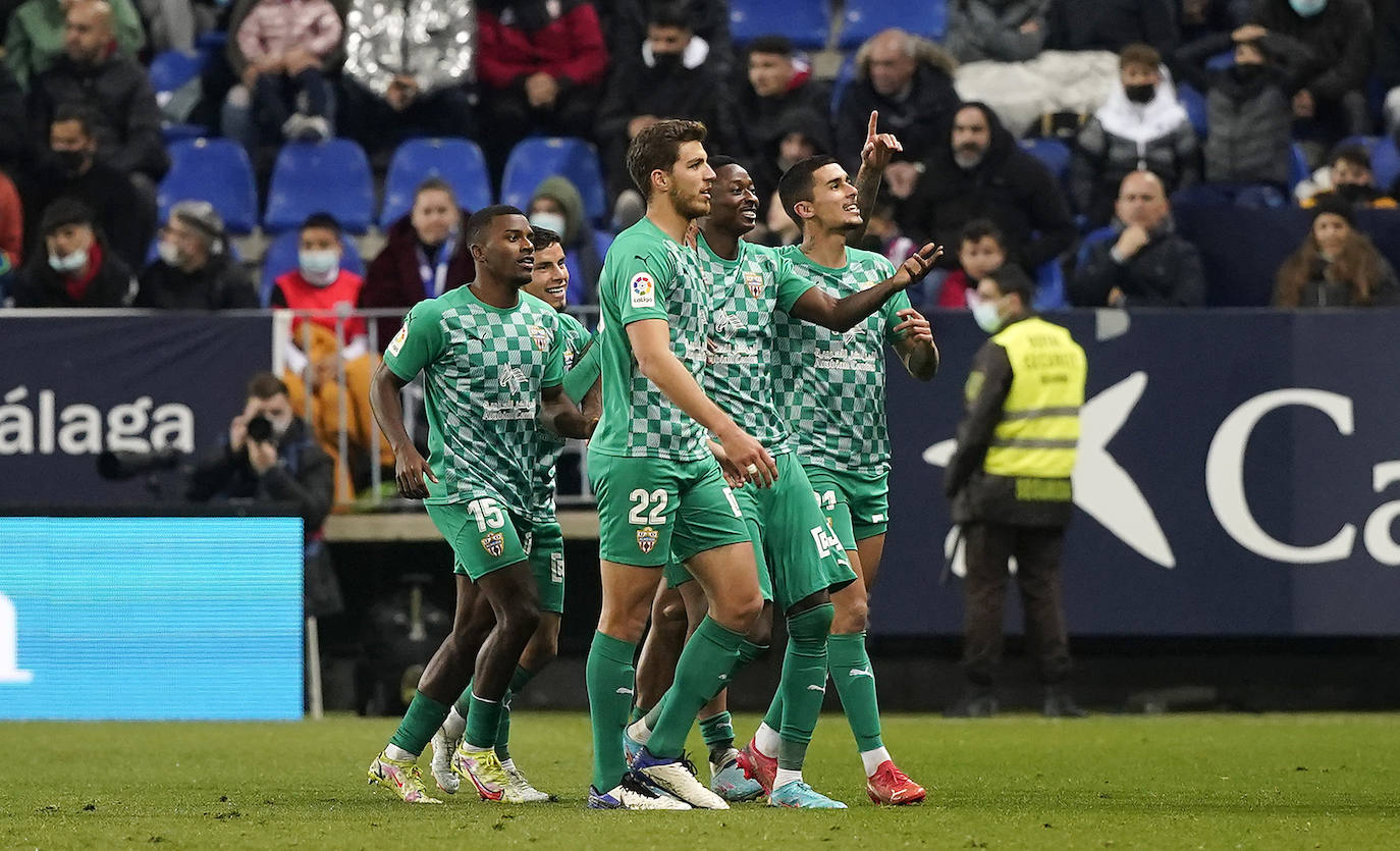 El Málaga pierde con el Almería en casa (0-1). 