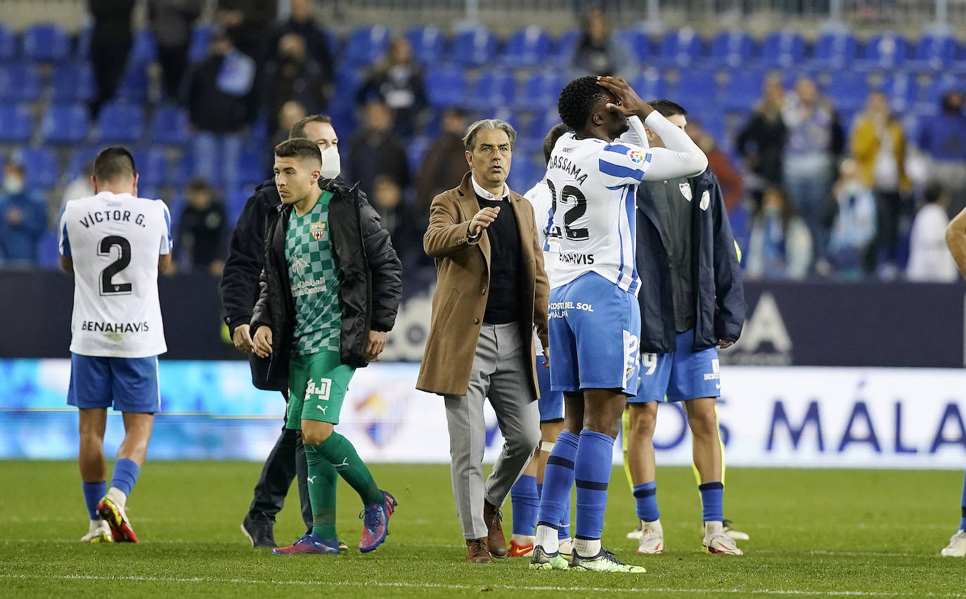 El Málaga pierde con el Almería en casa (0-1). 